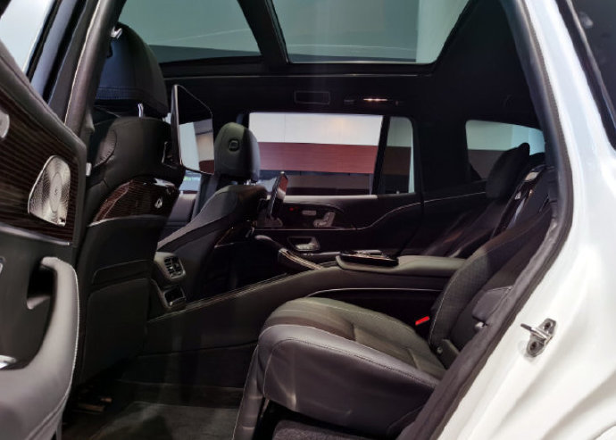 纯白色的迈巴赫 GLS600确实少见，感觉就像一个优雅的绅士。迈巴赫 GLS 本