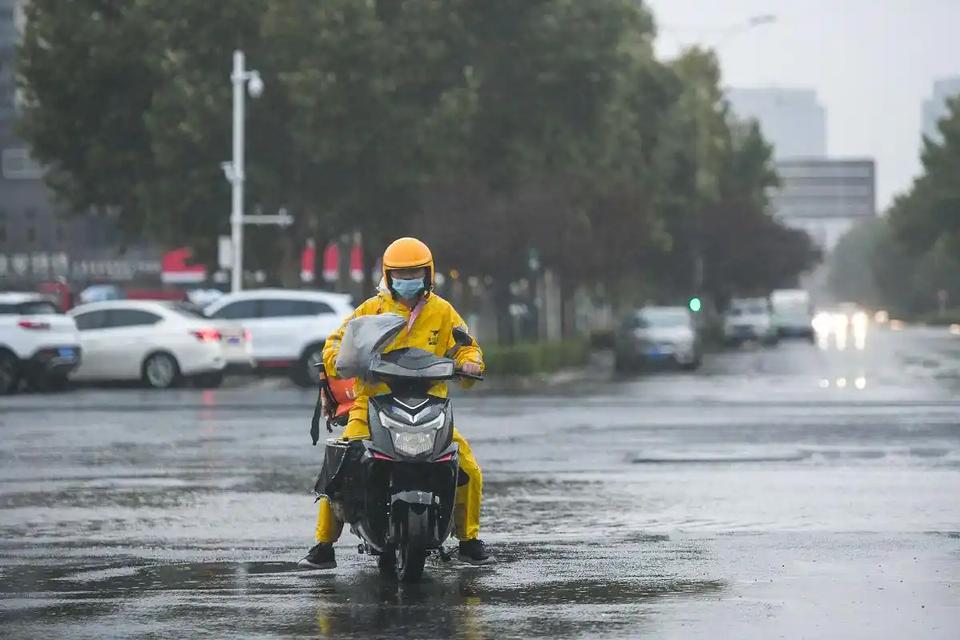 为什么下雨天外卖配送费翻倍涨价，骑手却还说自己根本没多赚到钱？

下雨天点过外卖