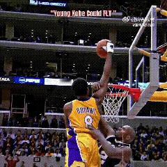 科比穿8号球衣那些年确实是他动态天赋最强的时期！以下这个镜头也让球迷看到了乔丹的