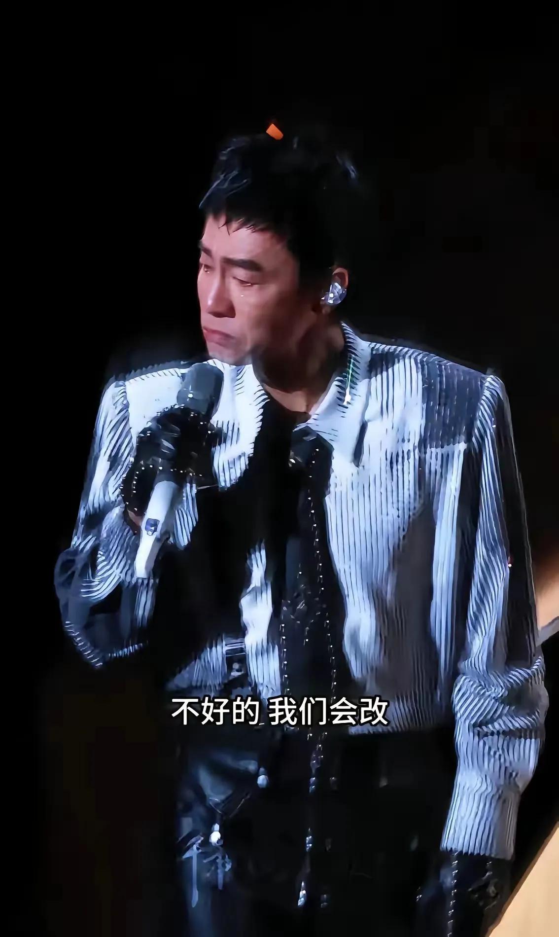 陈小春北京演唱会那天，舞台设计出了点状况——视线遮挡严重，不少观众只能看见他的后