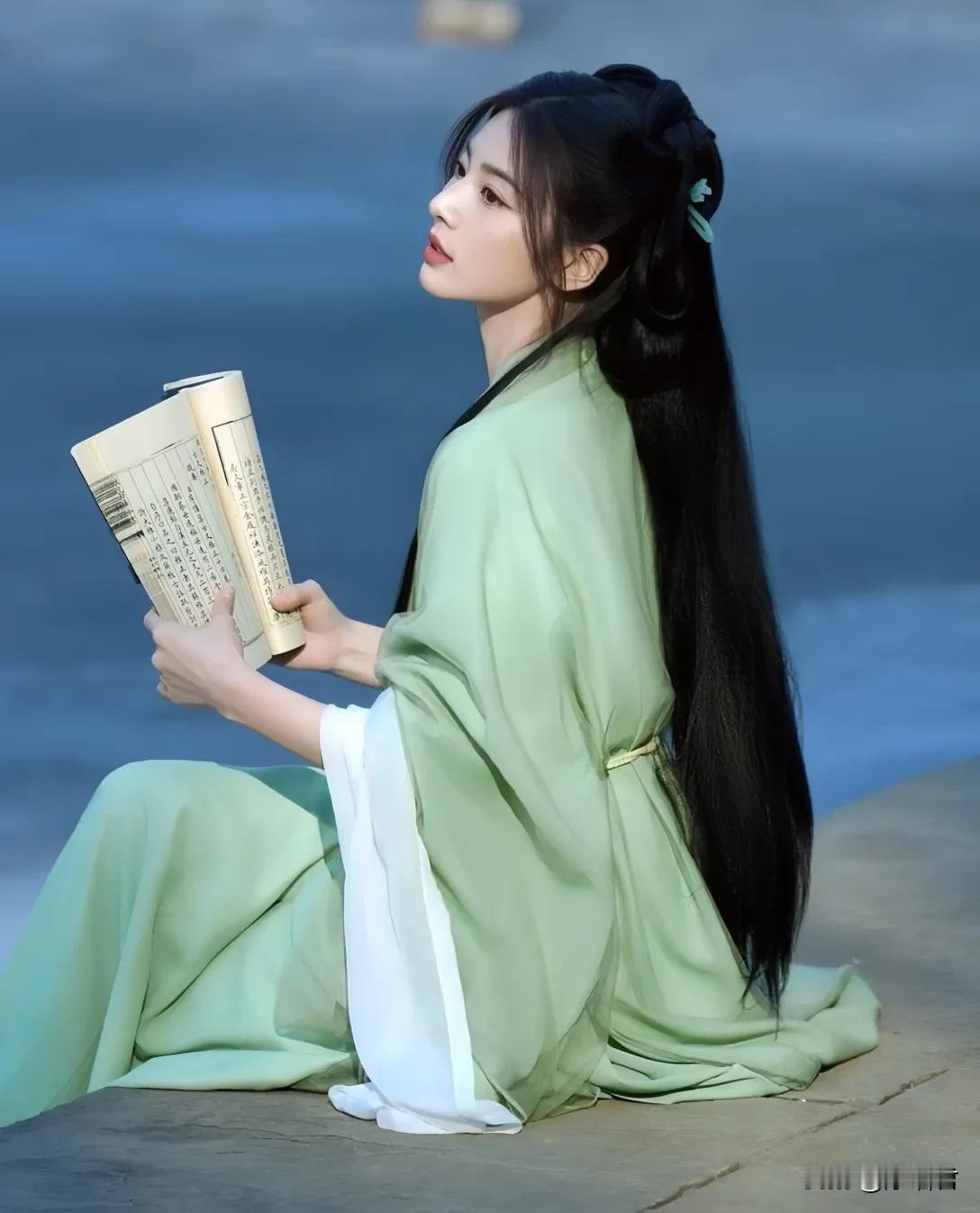 #草书为何备受书法家倾心?#
一、写草书，犹如站在人群中，啪哒甩个响指，那种感觉