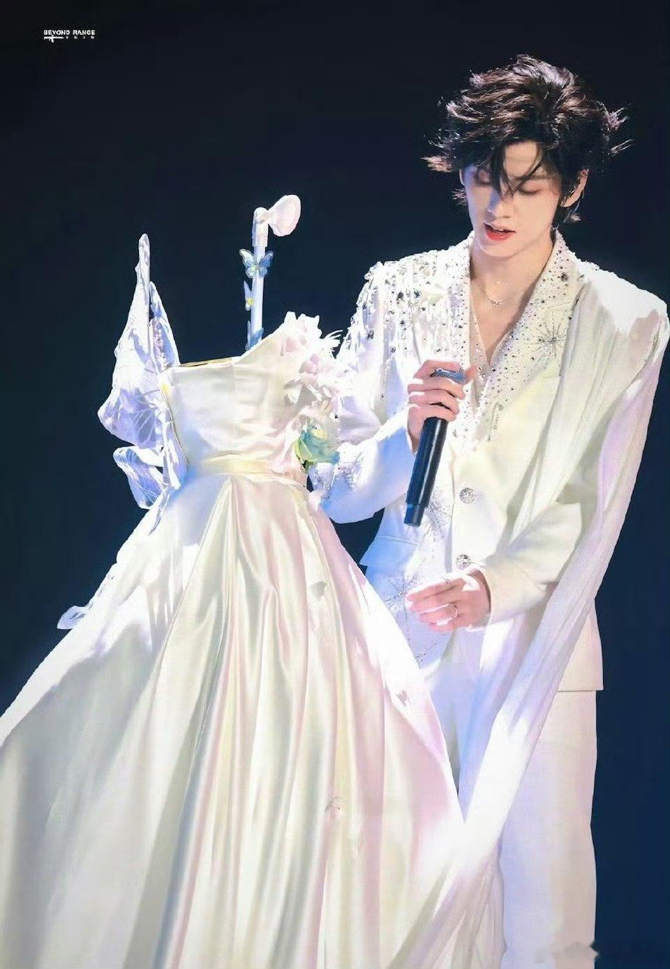 左航邓佳鑫这两套衣服好配[污]所有人拿出智能手机嗑左邓好吗 ​ ​​​