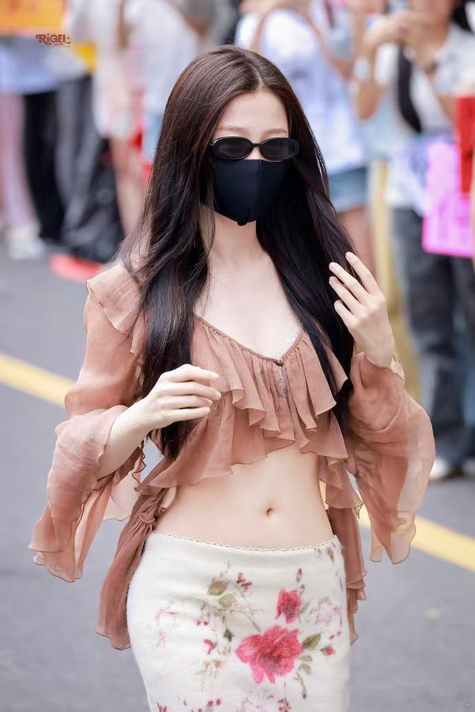 虞书欣玫瑰花包臀裙虞书欣世界上最会穿搭之人 虞书欣玫瑰花包臀裙，虞书欣世界上最会