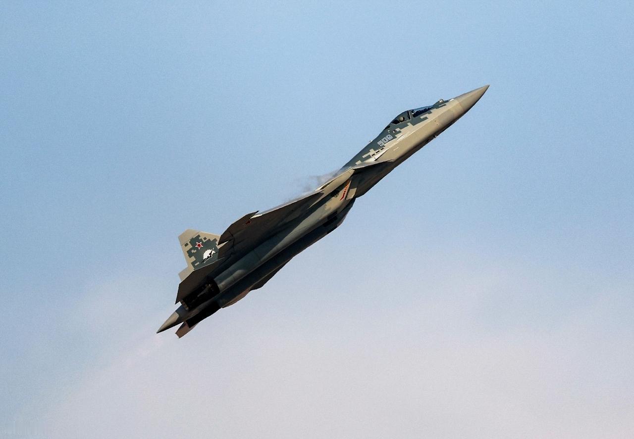 谁还说苏-57的“心脏”不够硬核？12月22日的首飞画面，直接打破所有质疑！搭载