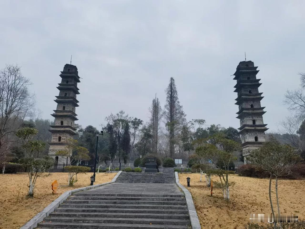 千年古塔矗立，静谧肃穆，岁月静好。榕峰塔美景 千年古塔多壮美 巍巍佛塔