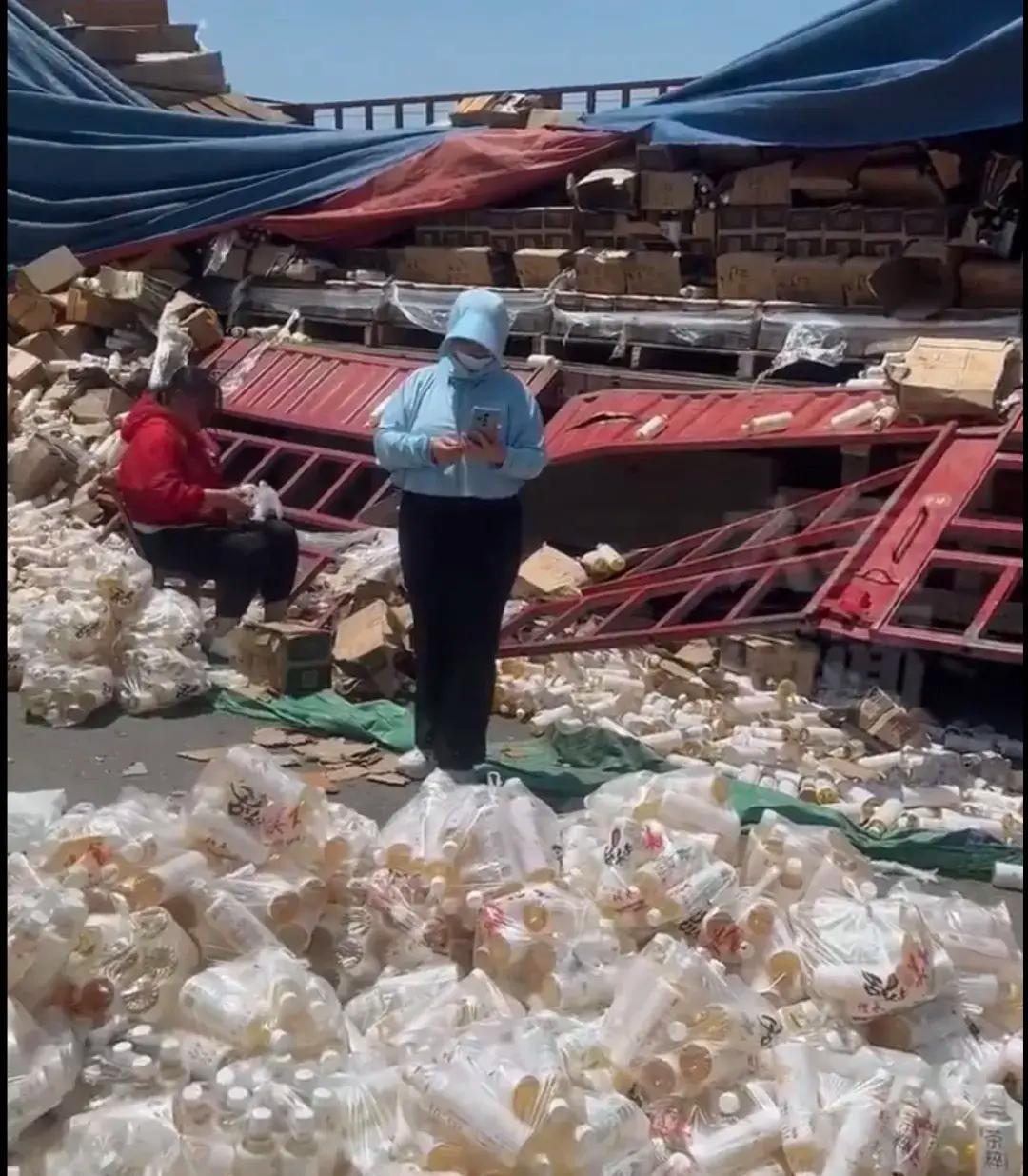 河南漯河发生货车侧翻，6万瓶饮料当天被群众买空