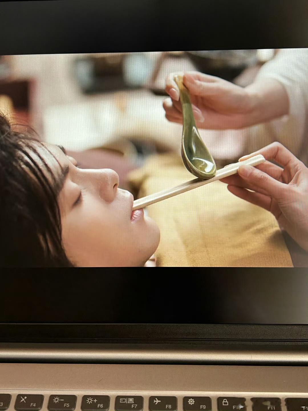 #七夜雪 喂药##电视剧七夜雪[超话]#嗯？这个方法有点似曾相识啊，这不是高中做