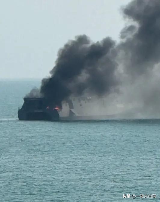 伊朗海军要成为一个历史名词了，伊朗双体隐身型导弹舰遭命中，发生大爆炸后沉没海底！