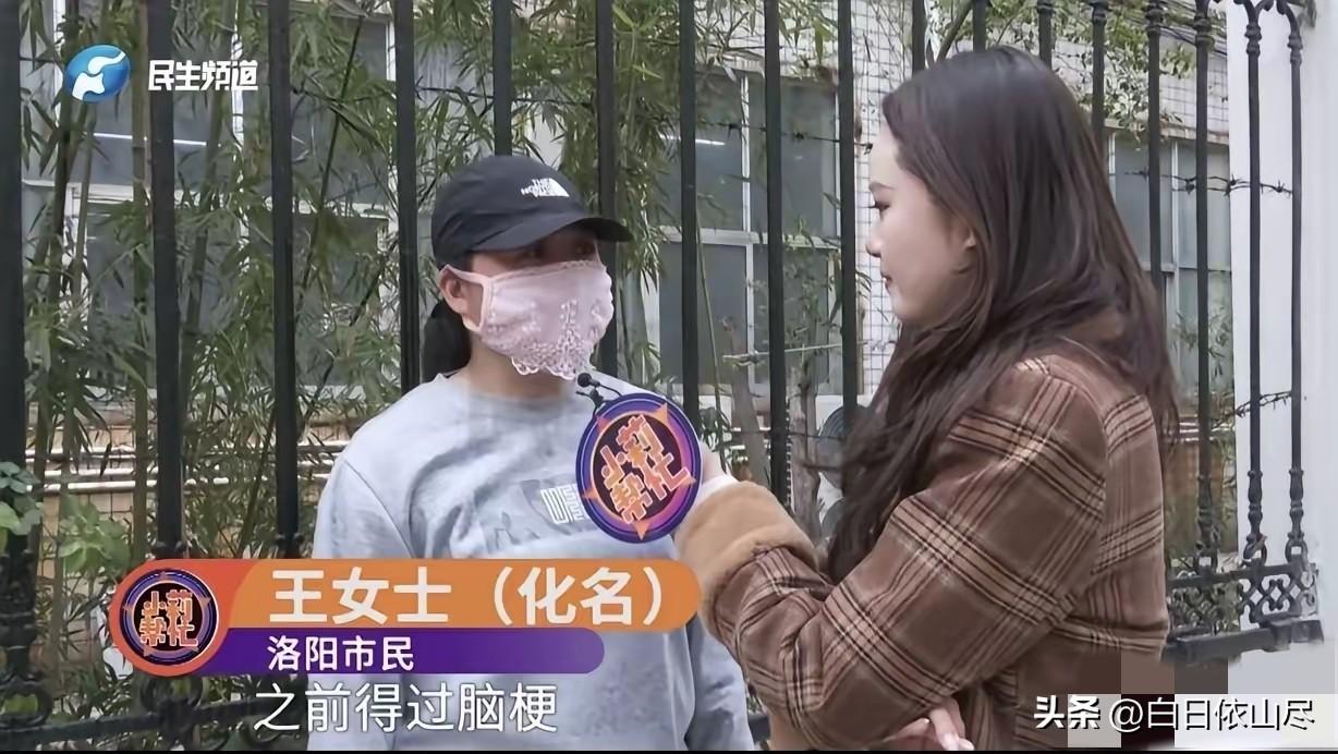 河南洛阳，一女子把70岁老母送养老院，护工端一盆开水，直接把母亲左脚丢进盆里，母