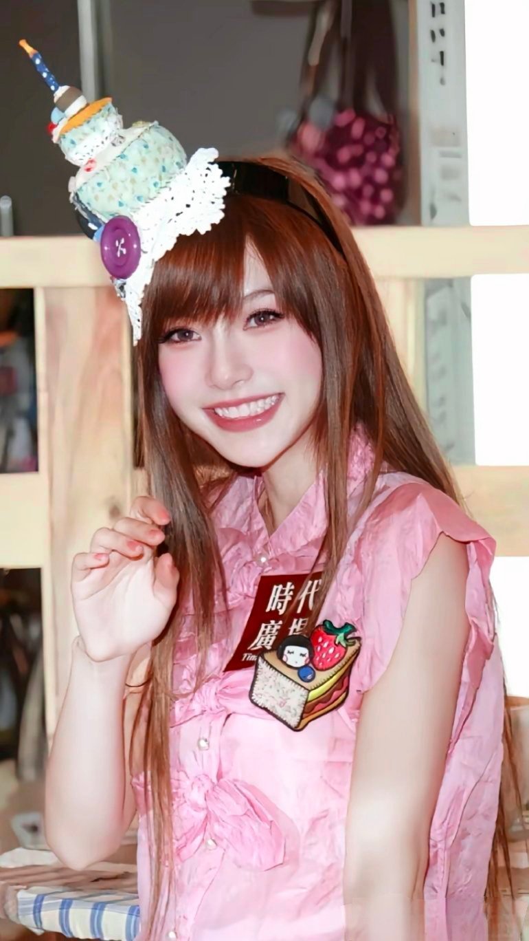 杨颖 angelababy “这次我站在雾里，瞒着世俗爱意四起，雾散则爱意散，雾