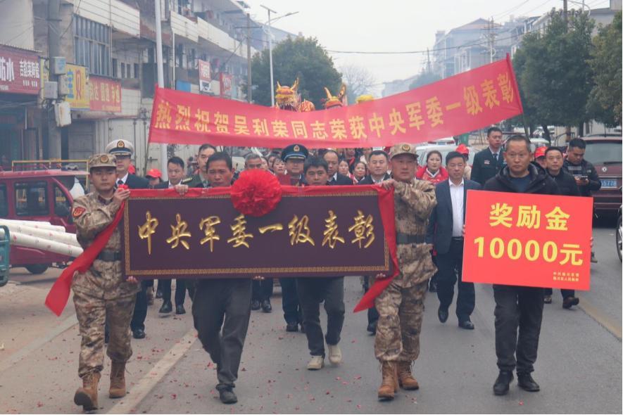 这可真的是锣鼓喧天鞭炮齐鸣，跟古代中状元回乡一样的荣耀，2月12日抚州市临川区敲