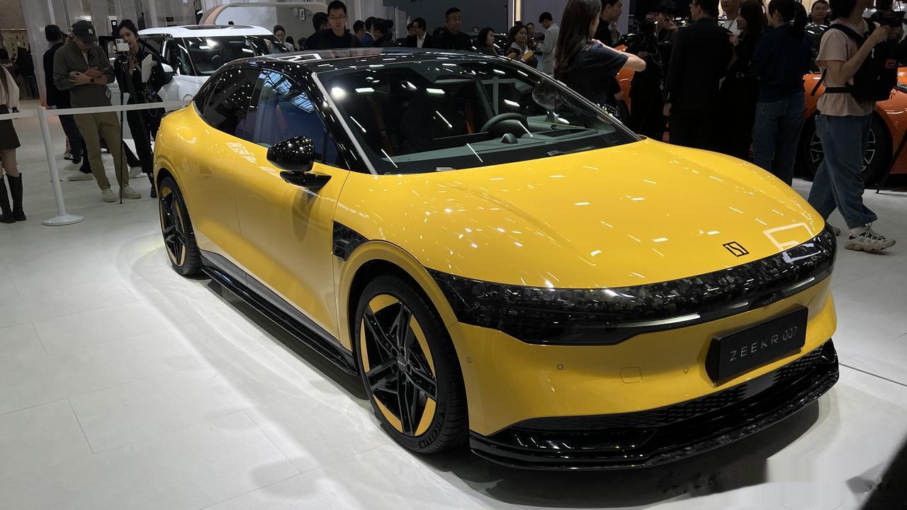 极氪007
那边大哥吉利有银河E8，作为“小弟”的极氪也没闲着直接拿来了极氪00