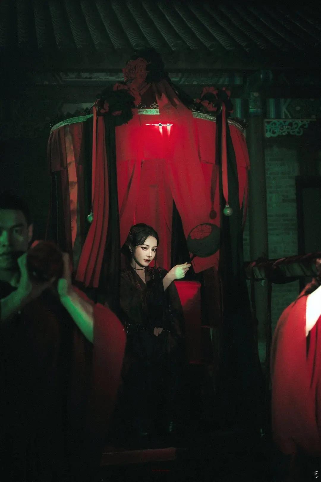 迪丽热巴 《利剑·玫瑰》 登腾讯字报这部剧是真的播的很好吧，社会意义也很大