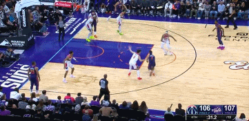 关键时刻，
“死神”杜兰特挥舞镰刀手起刀落，
持球杀入内线，
面对加福德大力劈扣