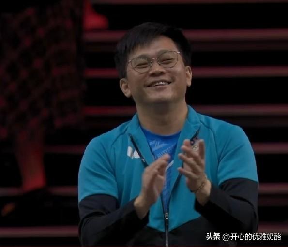 王翊泽教练今天不喊了，只是稳稳的坐在那里笑。
林昀儒今天打的太好了，教练稳坐观赛