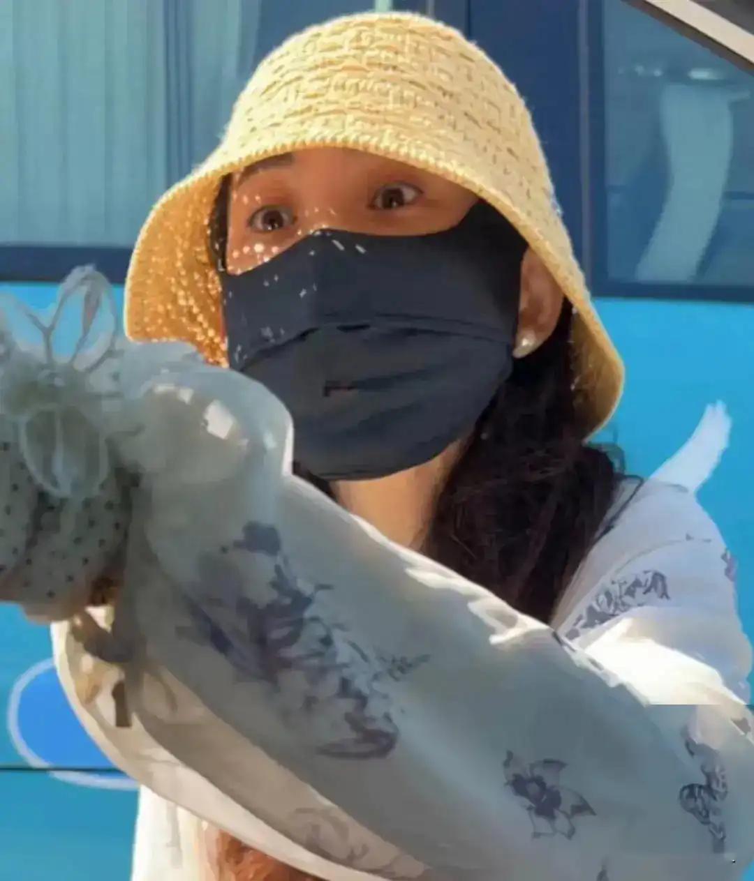“逆行怎么了？”山东崂山，路虎女逆行插队追尾前方大巴车，下车后对对向司机激烈辱骂