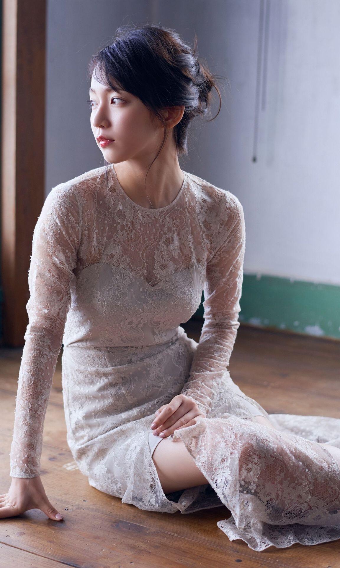 优雅蕾丝长裙，静谧的午后时光，沉醉在柔和的光影中。