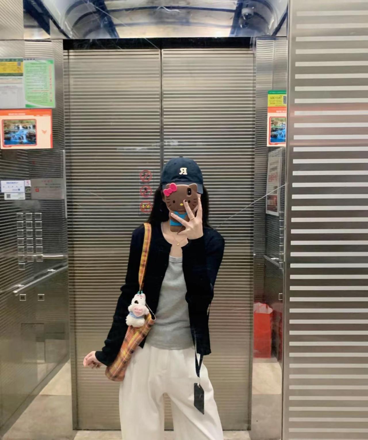 把女性困在柴米油盐的方寸里，折断她的翅膀，再嘲笑她视野狭隘；一边享受着她的付出，