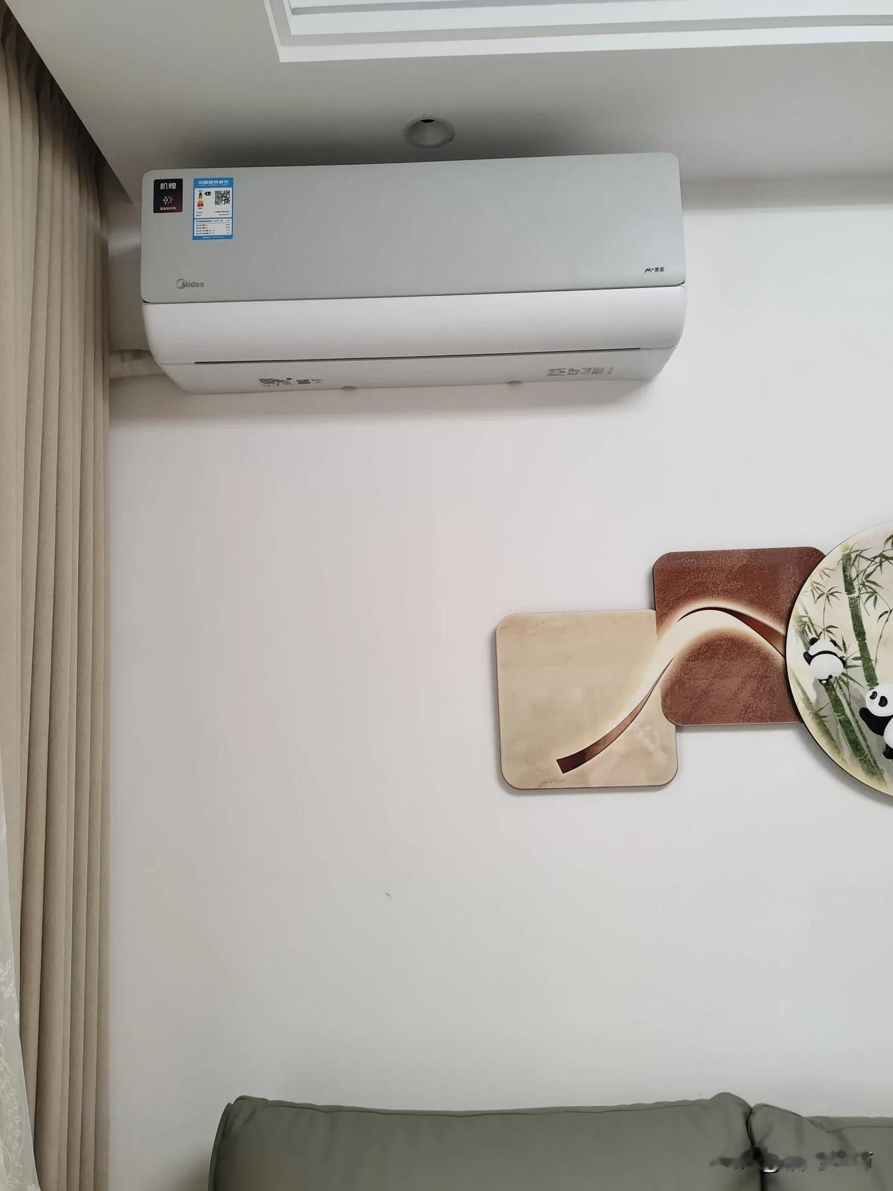 客厅装挂机真香。
既美观又不碍地方，而且经济实惠。
说实在话，如果是小家庭，客厅