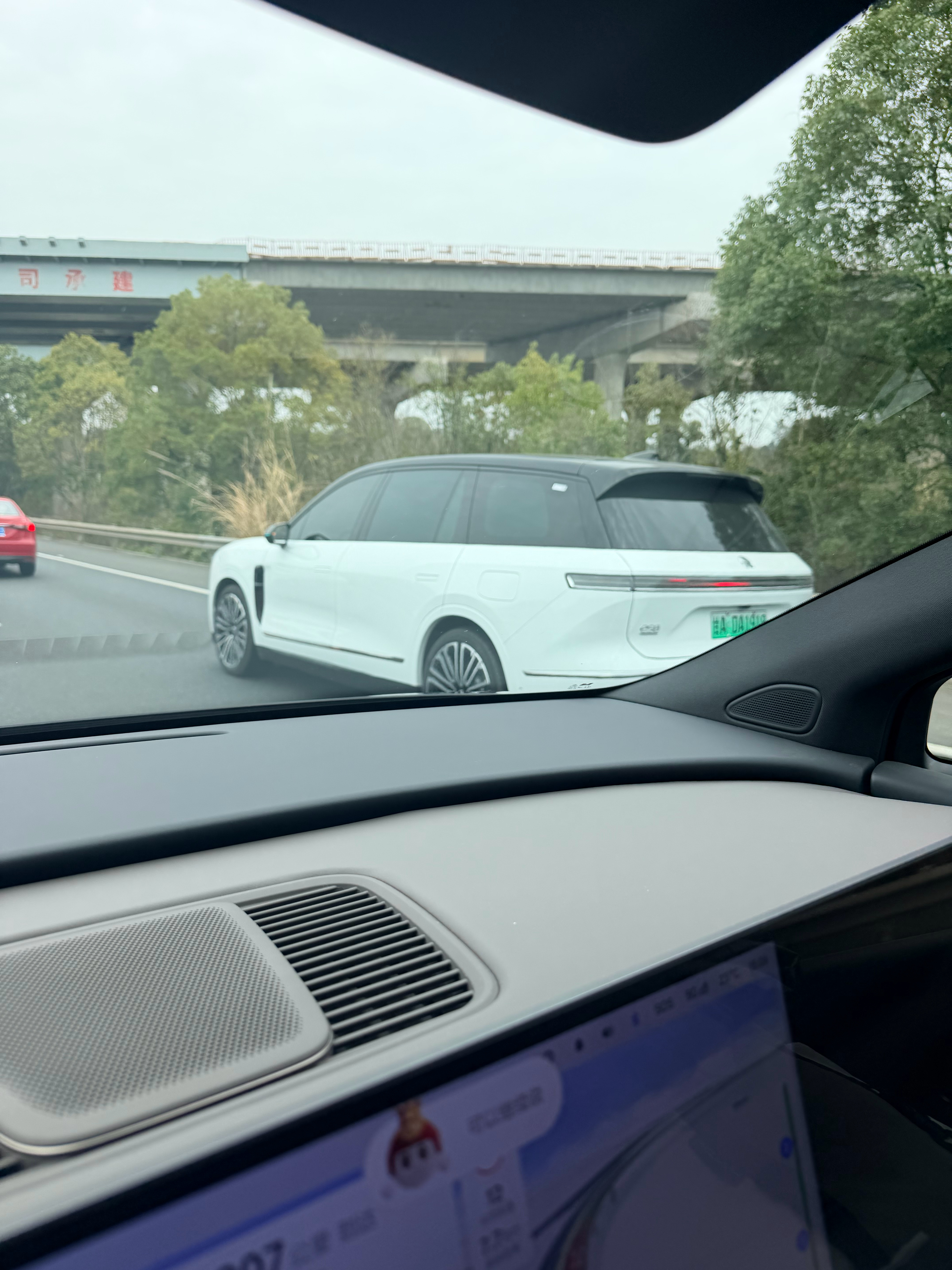 今年一路上确实看到了非常多的蔚来新 ES8，卖得好确实肉眼可见。 