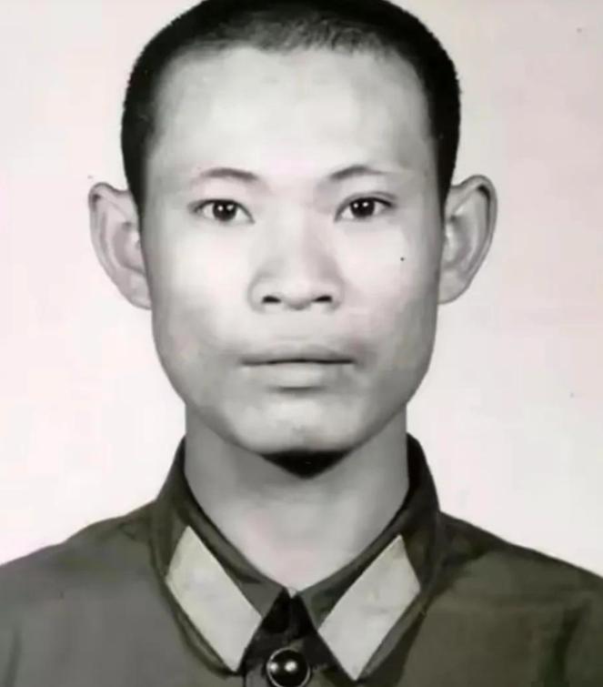 1984年，老山战役，在142号高地上，排长牺牲后，剩下14名战士无人指挥，这时