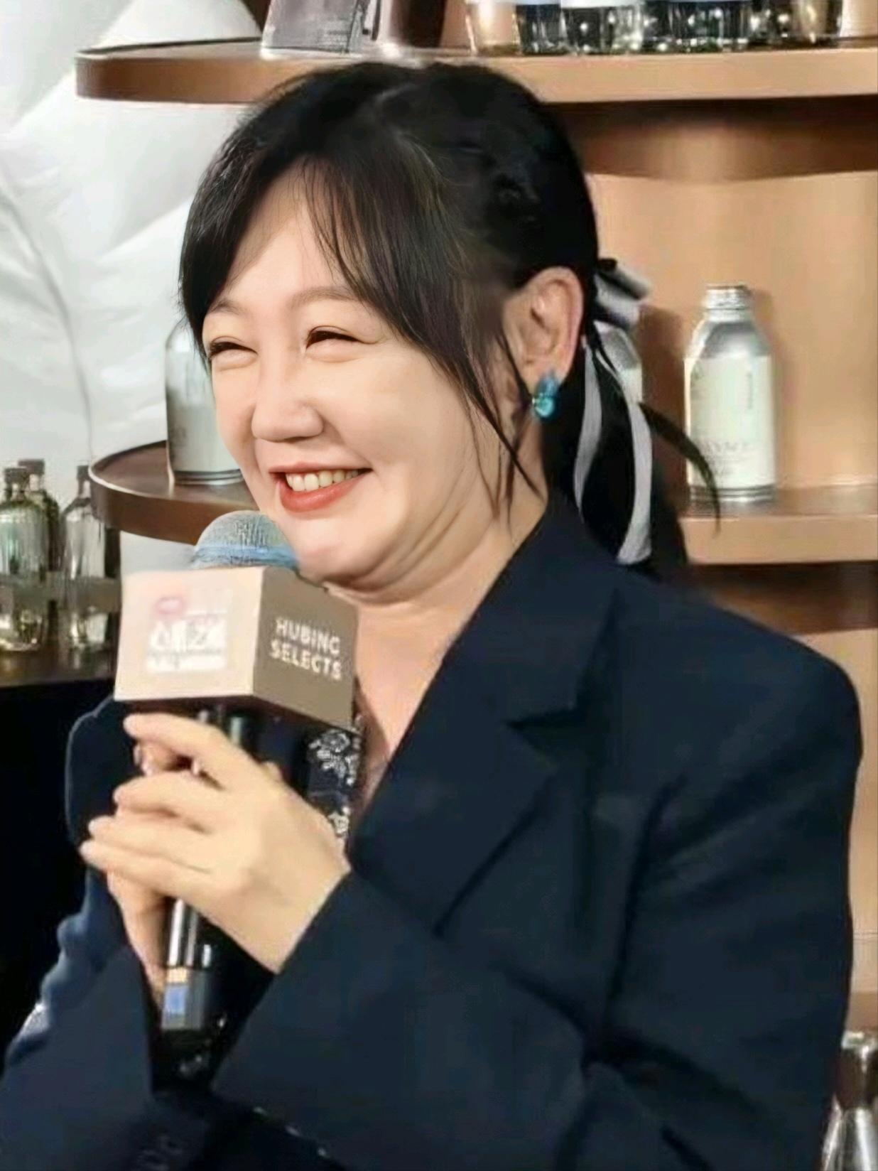 47岁的薛佳凝否认出家传闻
说自己只是个在家带发修行的居士
她的感情线真的很像唐