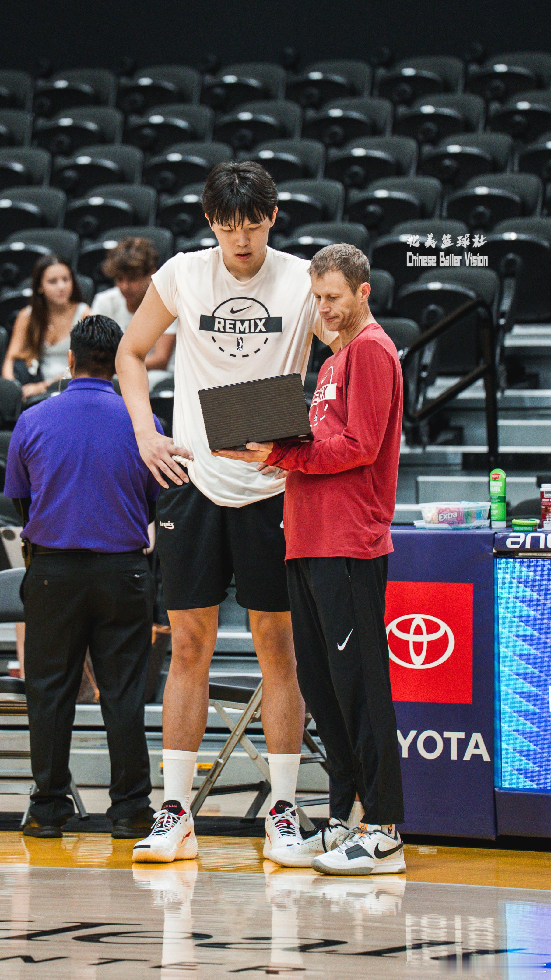 杨瀚森今天赛前花了不少时间和教练以及队友研究比赛录像