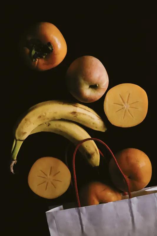 总有人觉得水果发霉，把发霉部分削掉就能接着吃，这想法大错特错！
水果放久或有伤口