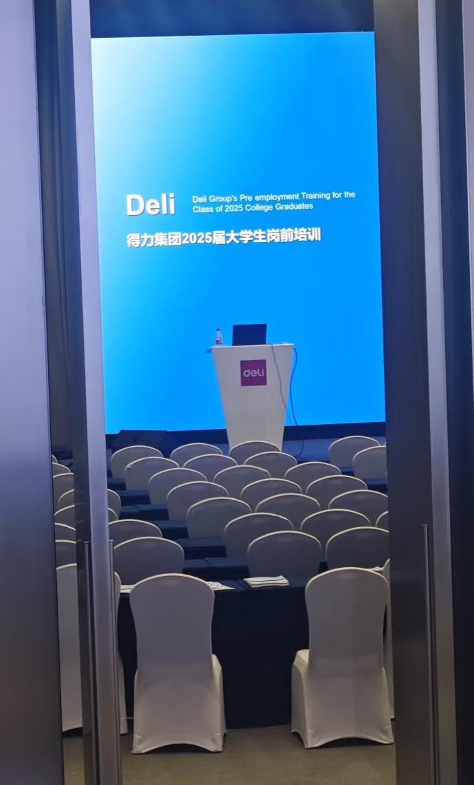 这名跛脚女孩一定要感谢一下得力集团，

因为肯定没想到，

一次拒绝，为她打开了