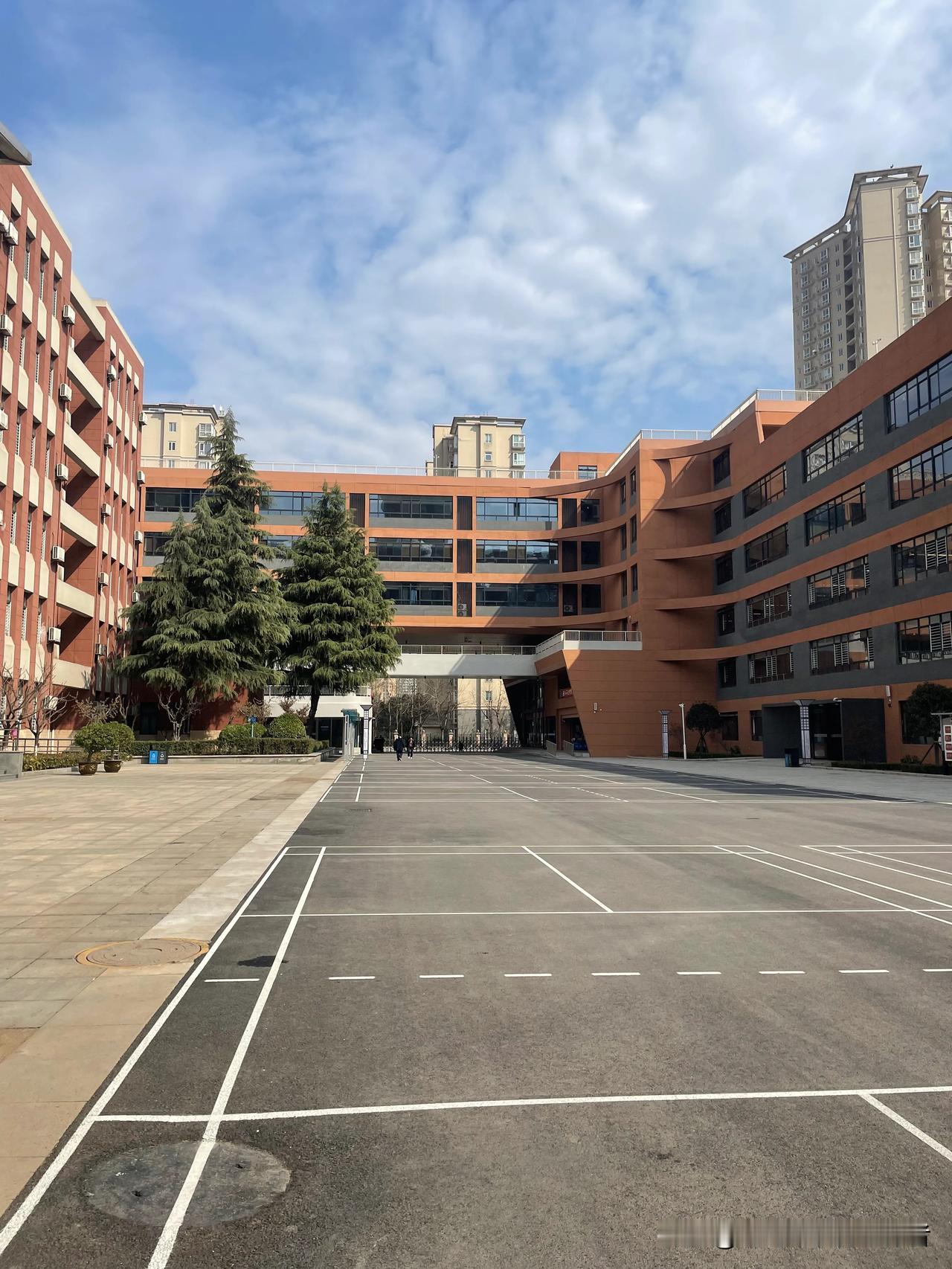 摇号，中签率低，都是民办在捣鬼，他们很害怕学渣摇进来，公办学校也在推波助澜
一，