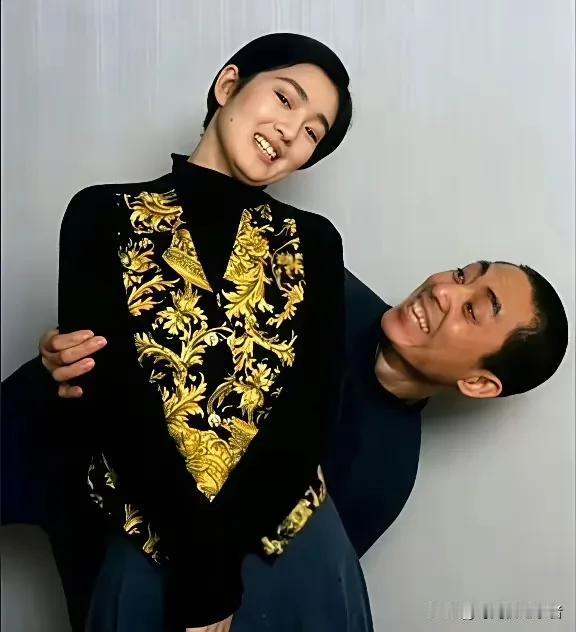 巩俐和张艺谋的浪漫是建立在原配肖华的痛苦上，张艺谋和肖华还在婚姻存续期间，竟然爱