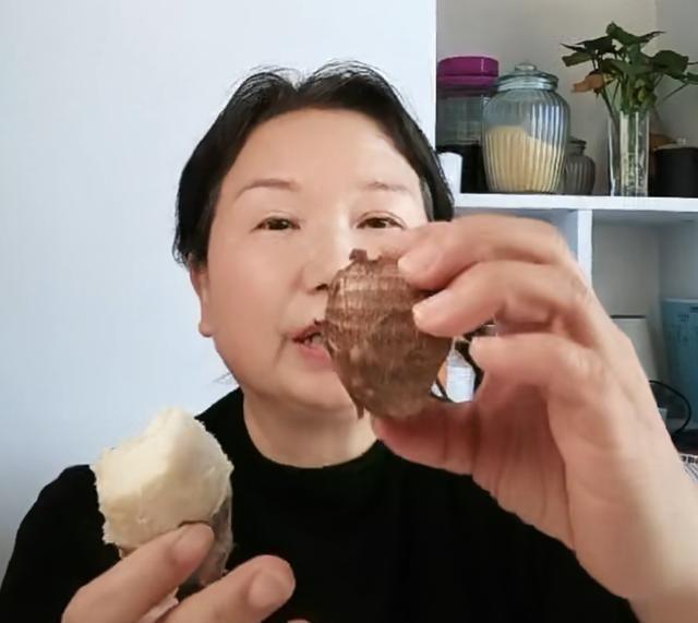 杜大娘直播到下午一点多没吃饭，就百来人看，结果网友老问她跟王某晶啥关系。她直接说