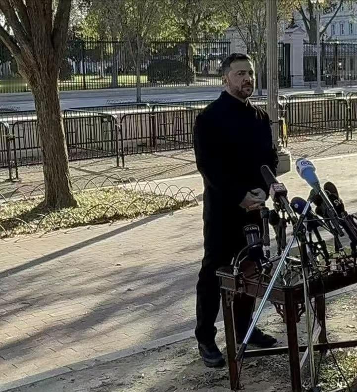 乌克兰总统和乌克兰人视为耻辱，人类历史上的首次。泽连斯基作为一国总统，却不得不在