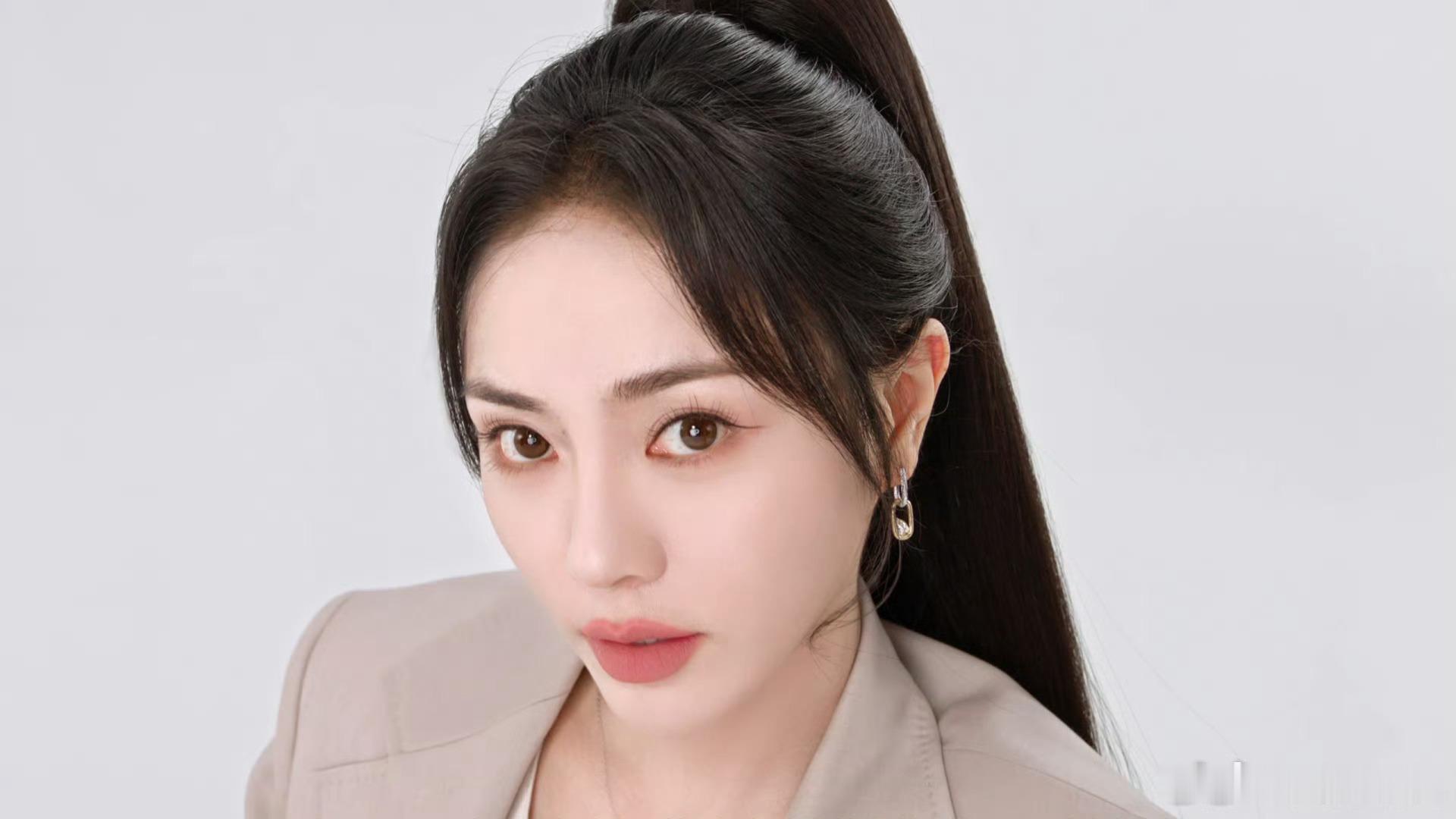 谢可寅自带一张有底气的脸谢可寅眼里都是底气拍戏间隙的随拍氛围感拉满，谢可寅眉眼舒