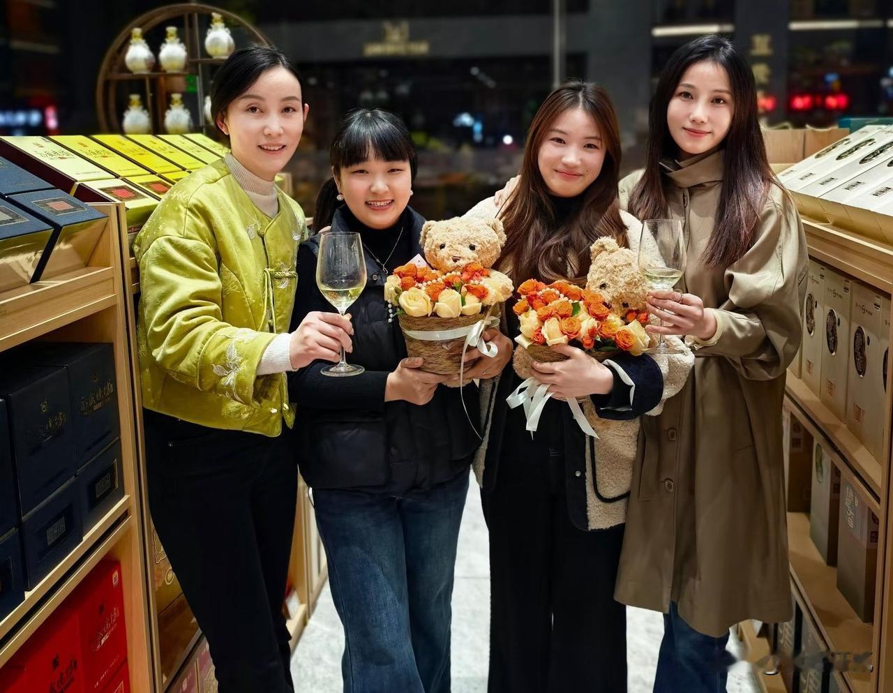 冬至阳回，梅影横窗，雪意未歇，愿你我围炉煮酒，听竹声轻碎，把一年心事慢慢温成春信