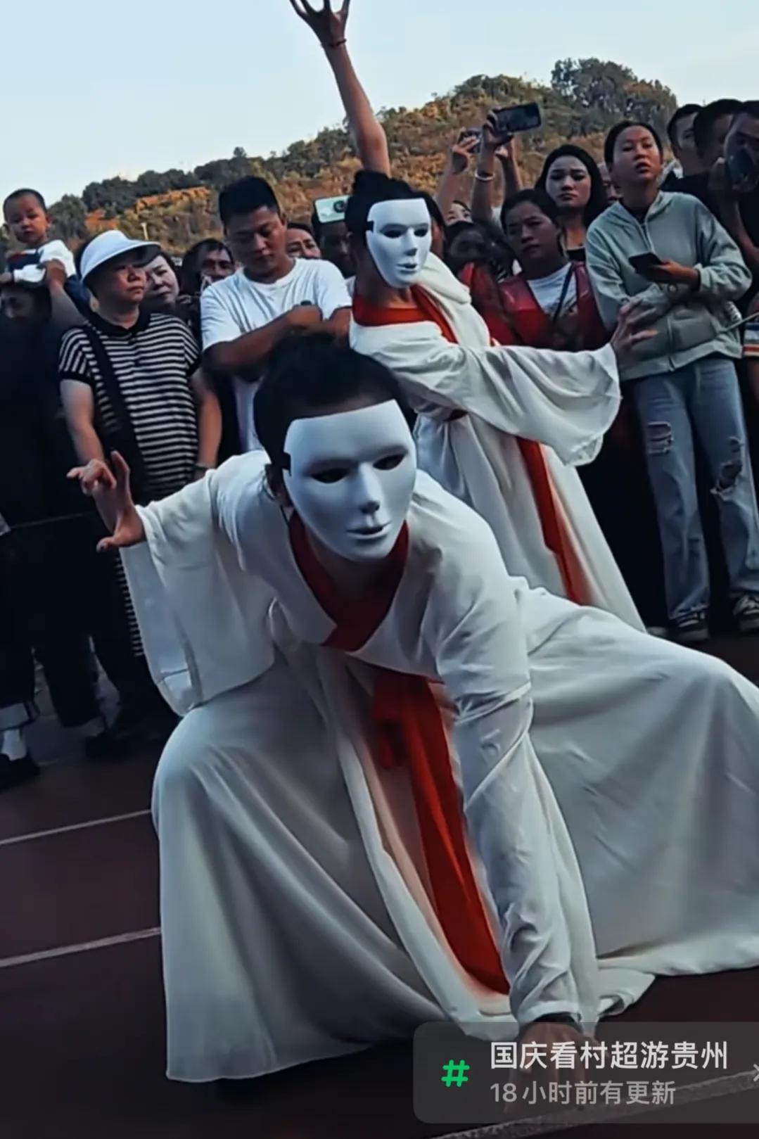 没有最炸裂只有更炸裂！妖魔鬼怪登场，巡游村超球场。重庆丰都麻辣鸡拉拉队震撼全场。