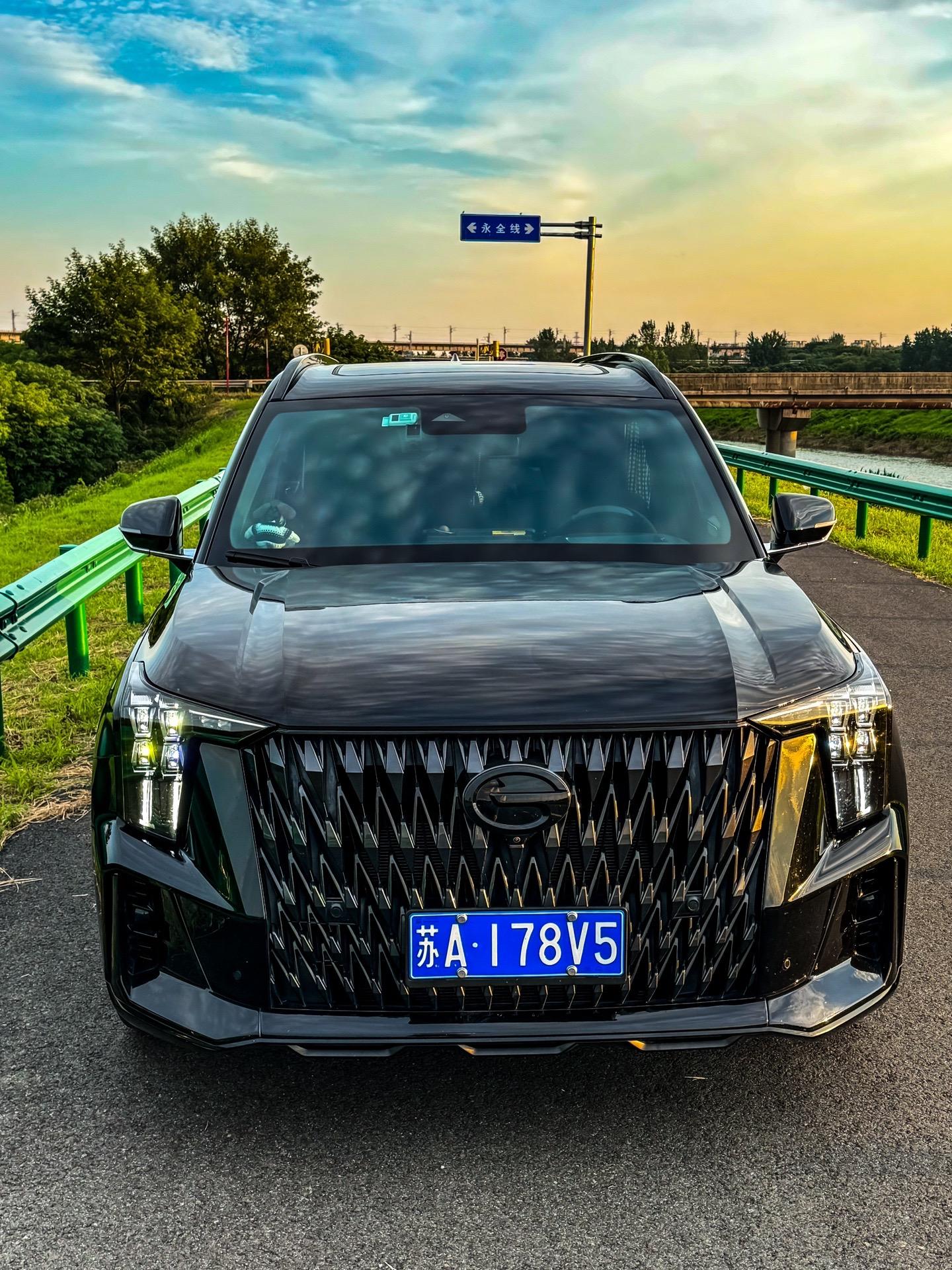 黑颜色的车，洗完车的那一刻我又爱上了