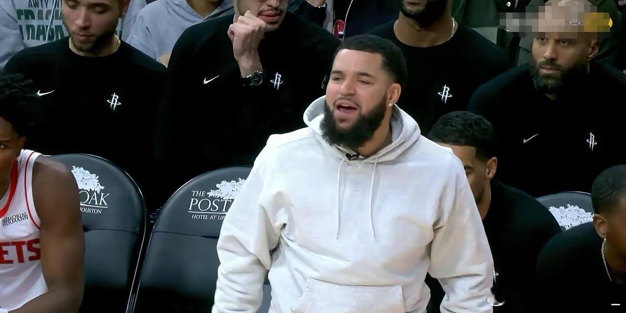 火箭当家控卫范弗里特真是太爱抢戏了！在今天火箭主场迎战太阳的比赛中，当时比赛进行