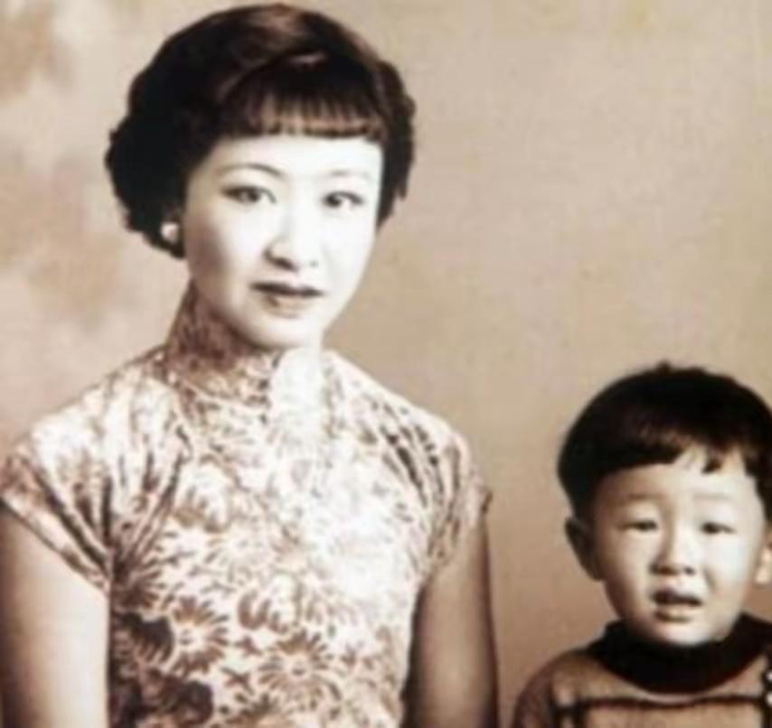 1955年北京菜市场奇遇！章士钊见卖烟妇女大惊，毛主席一句话定结局
 
1955