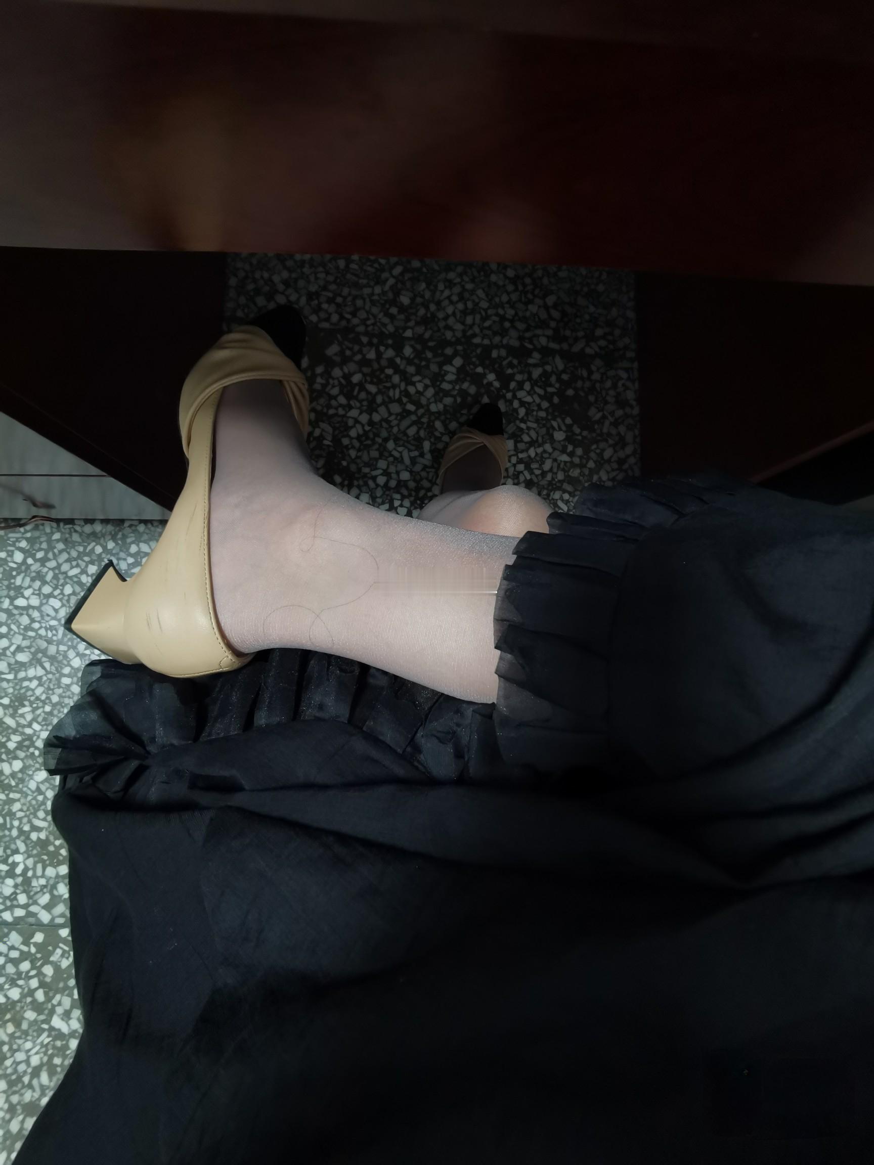 随手拍日常plog 简直是逼死强迫症的一天，头发居然钻进丝袜里去了[摊手][摊手