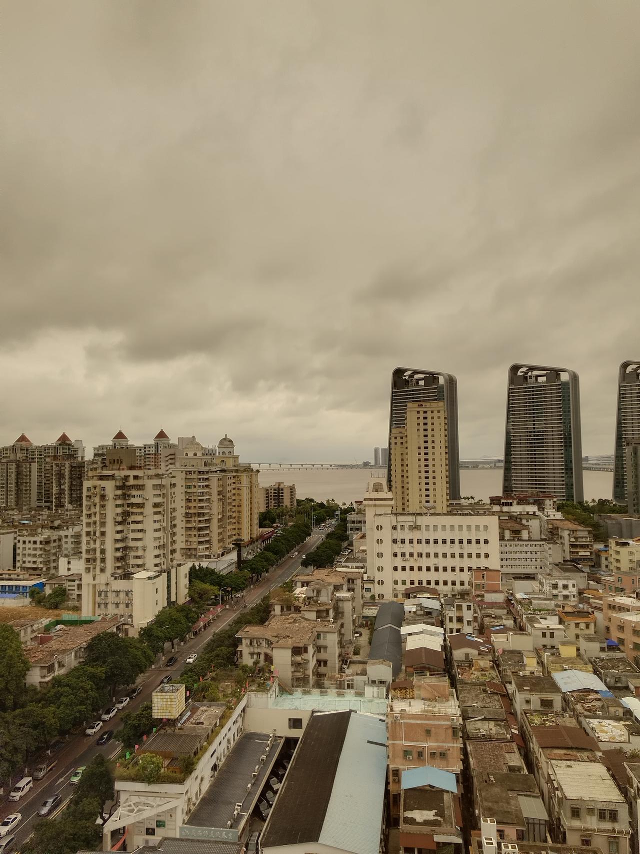 关于逐步取消地级市、让省直管县市的改革建议
 
现在咱们国家的行政层级是中央—省