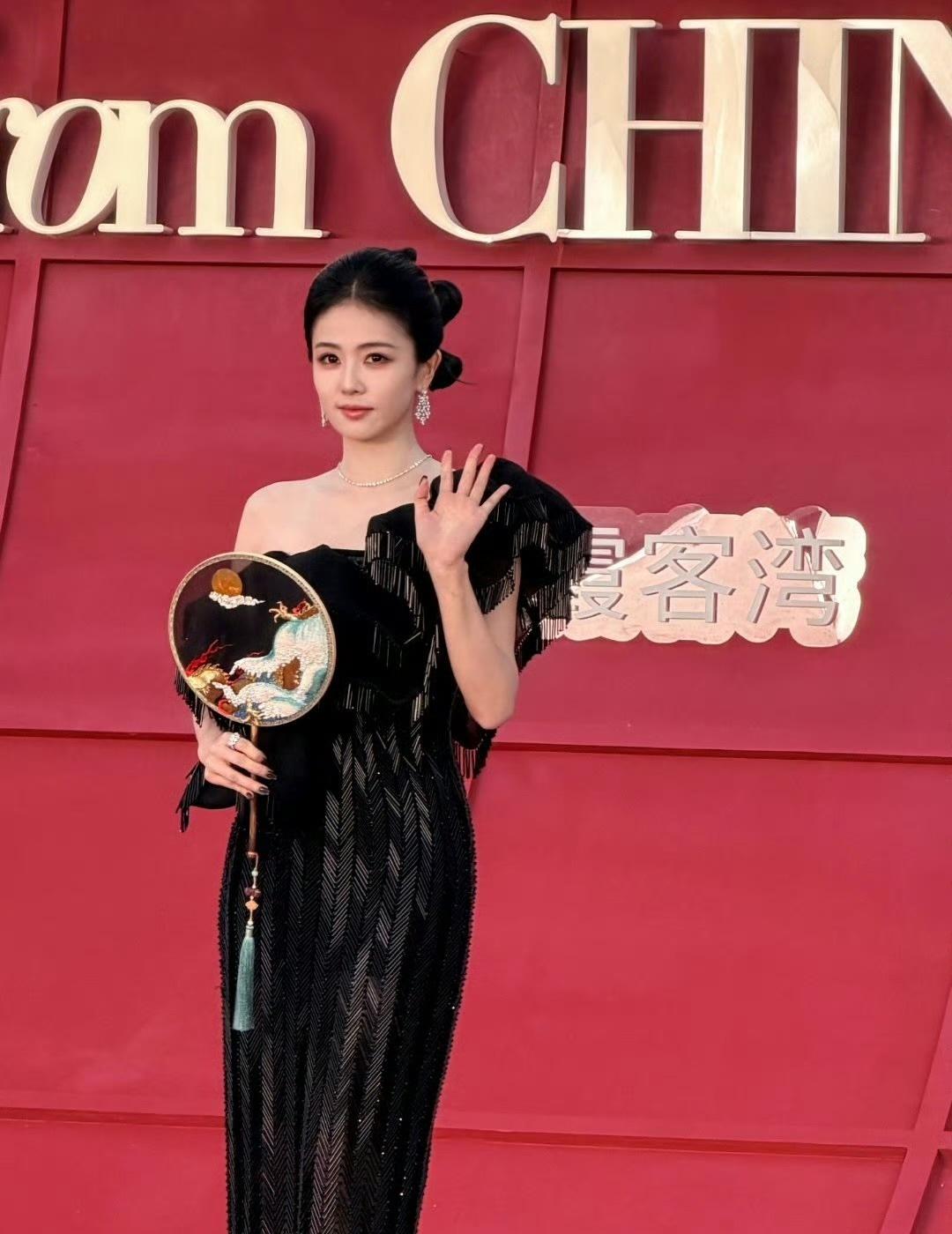 白鹿开毯！黑裙造型真的选对了，沉稳大气，和她的气质特别契合 ​