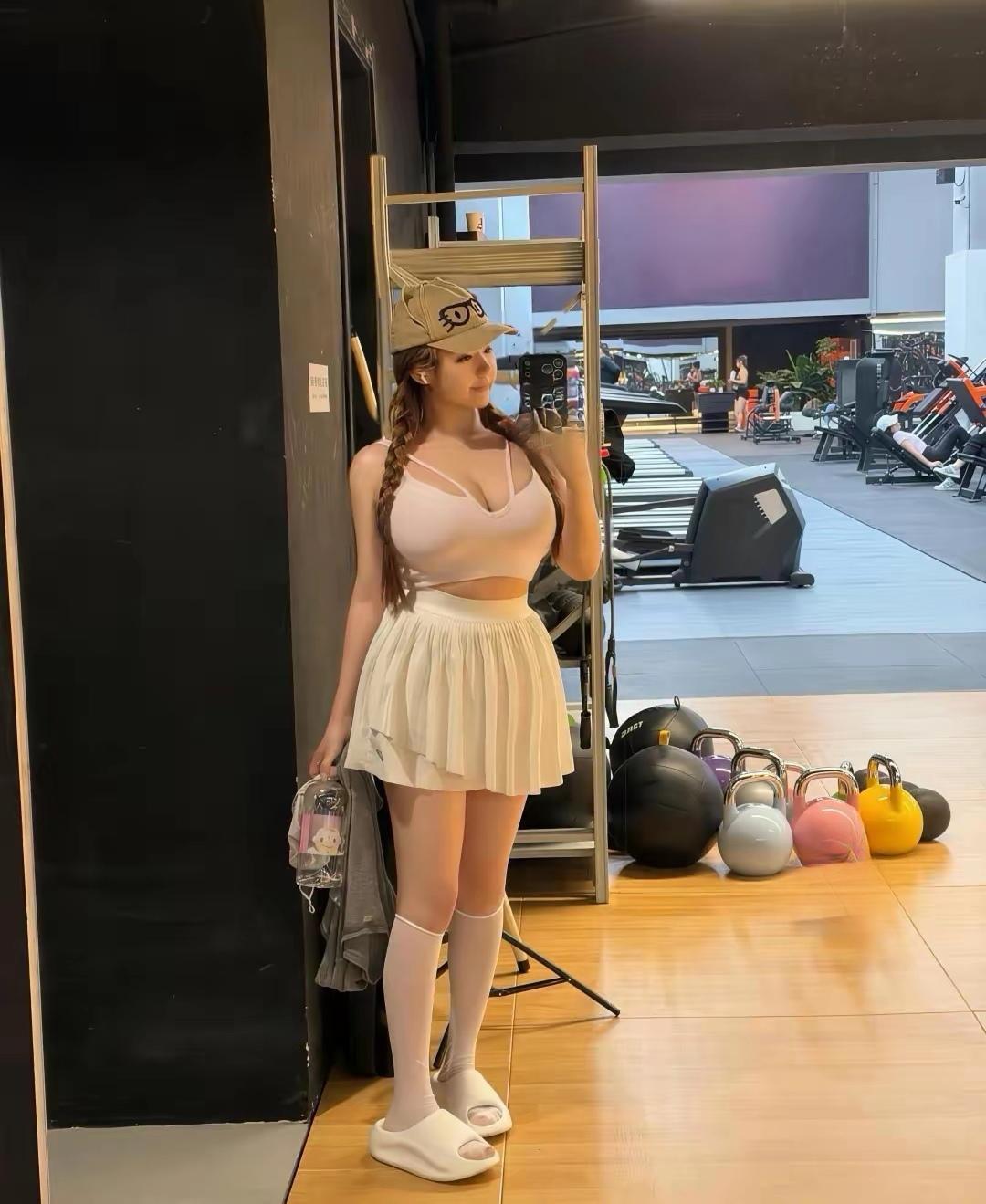 健身穿搭指南：运动背心+短裙，活力满满！💪🏋️‍♀️