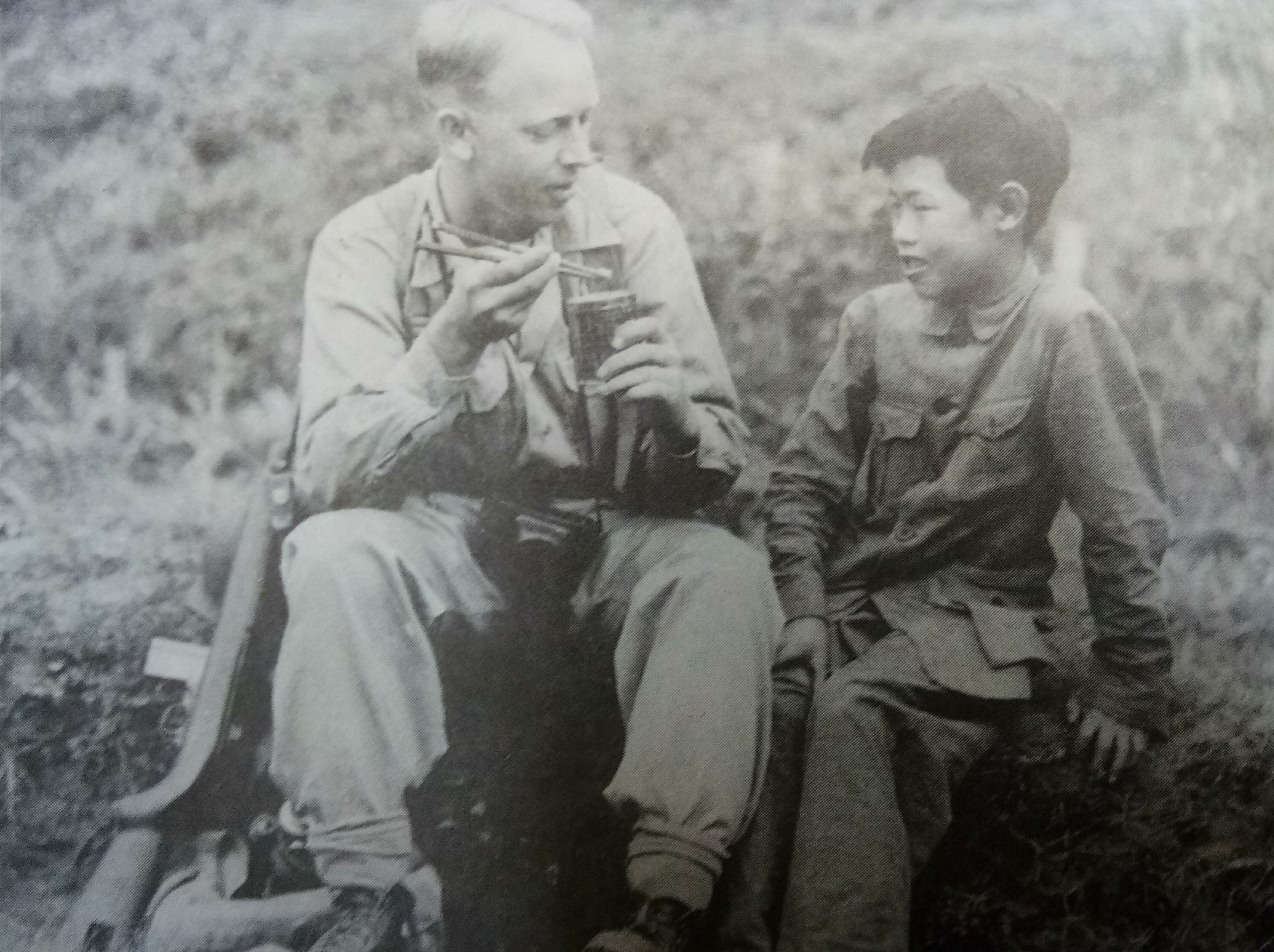 1944年5月6日，来自北达科他州的通信兵摄影师上等兵亚瑟·海吉在CBI战场用中
