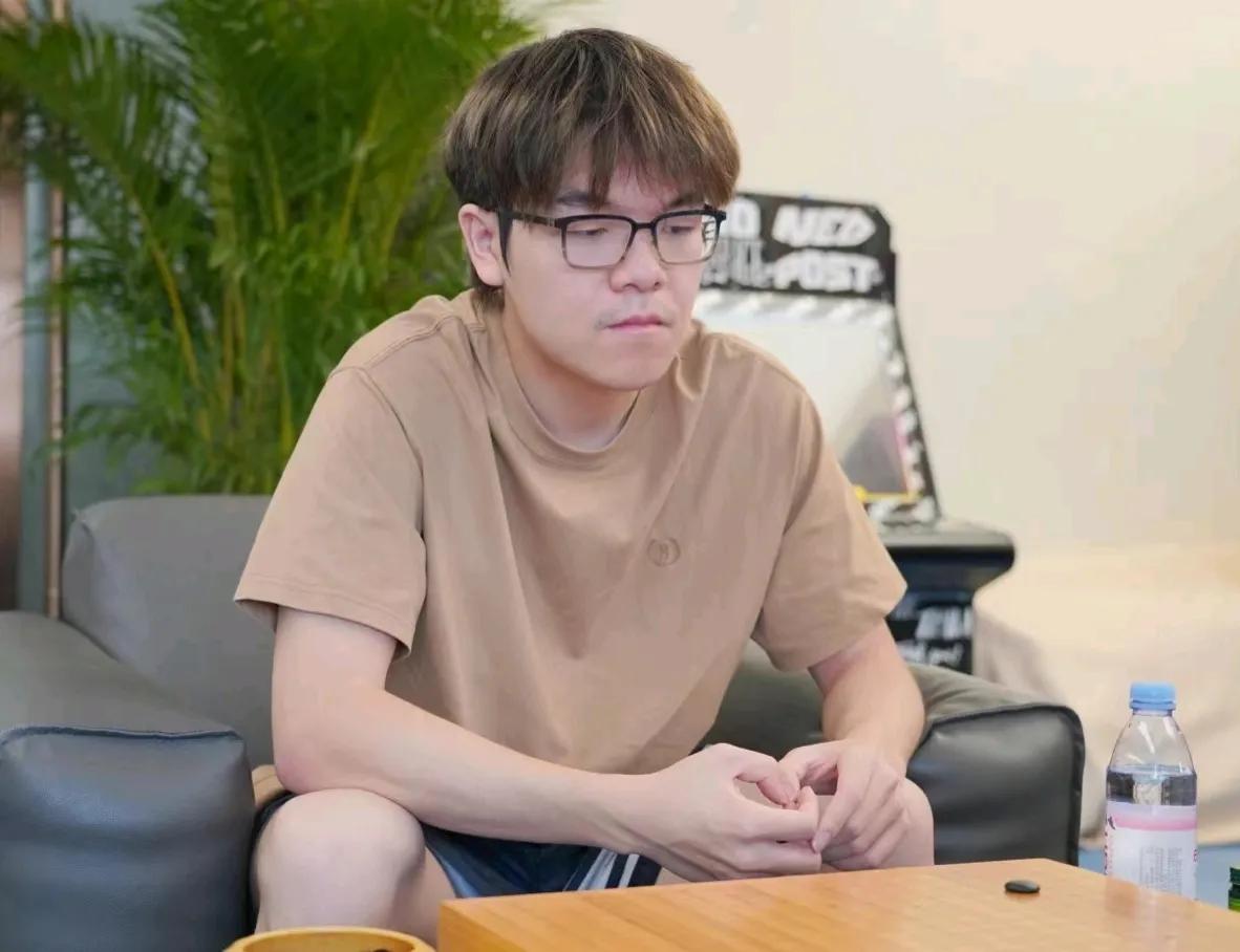 农心杯快讯：
柯侠决赛中战胜恶霸率先入选
老板四强战击败阿党晋级决赛




第