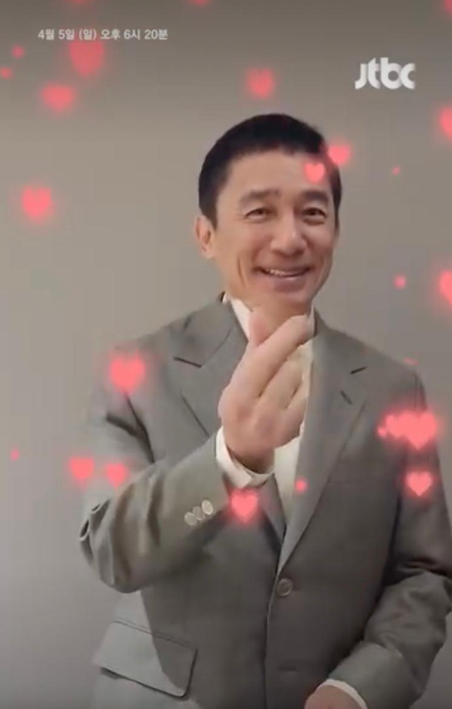 梁朝伟平时喜欢能与大自然交流，表示：「我喜欢水上运动，也喜欢滑雪。夏天喜欢享受大