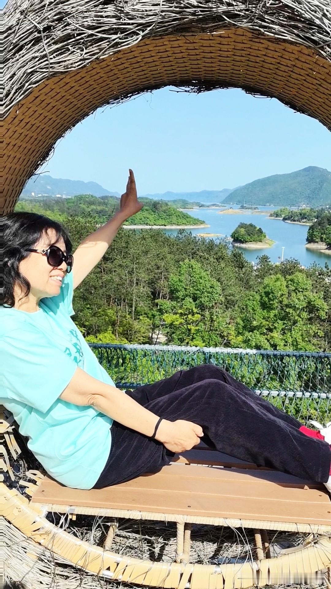 昨天中午我们到达了仙岛湖旅游风景区吃过中饭，我们就漫步一个小岛。

同学们边走边