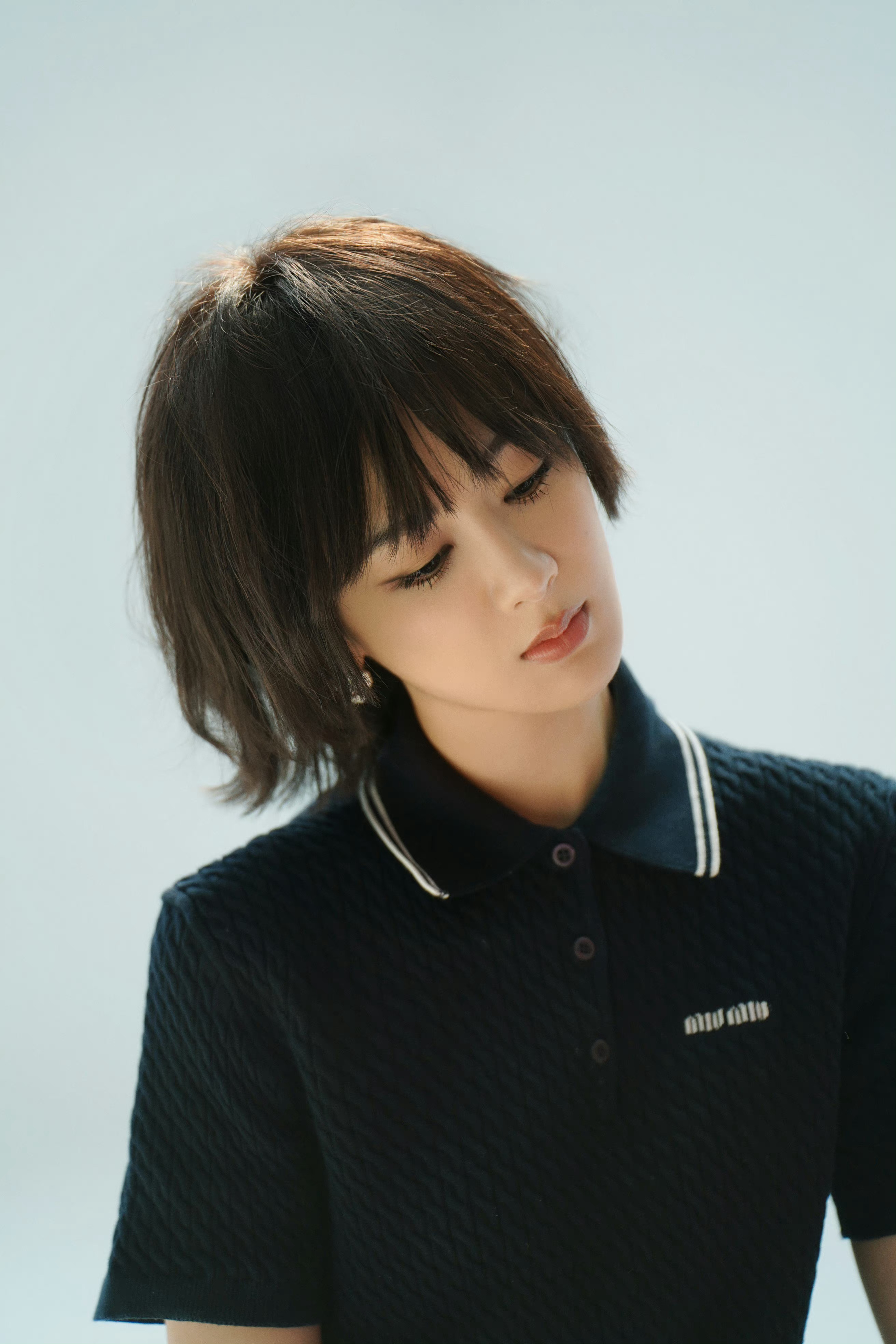 #杨紫多面角色芭莎大片#杨紫短发，干净利落，又有一点可爱，爱了爱了。#杨紫# ​