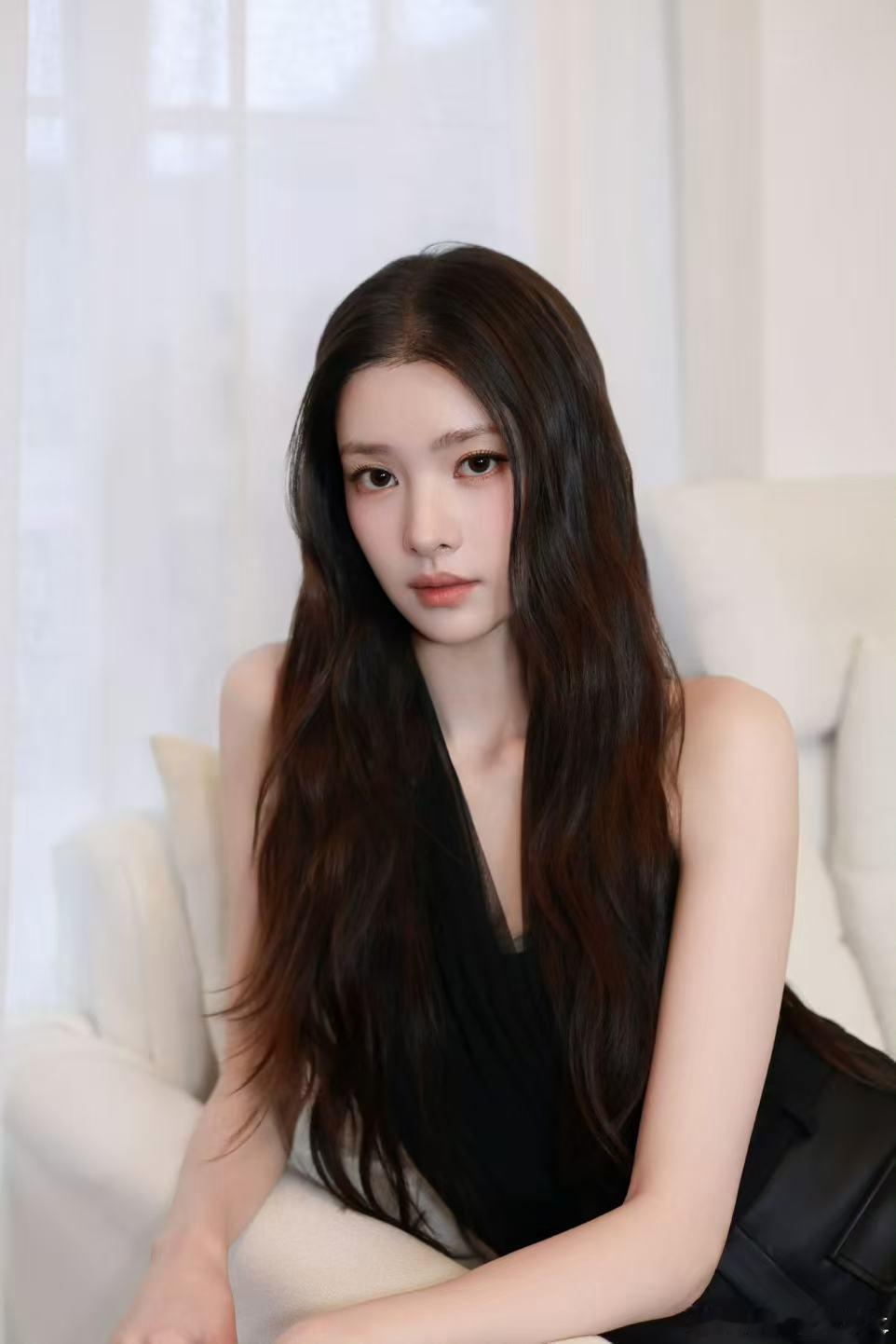 张艺上与毛孩子温柔同框 有只猫咪在场边一直观望不上场，干脆坐在它旁边陪看完全程，