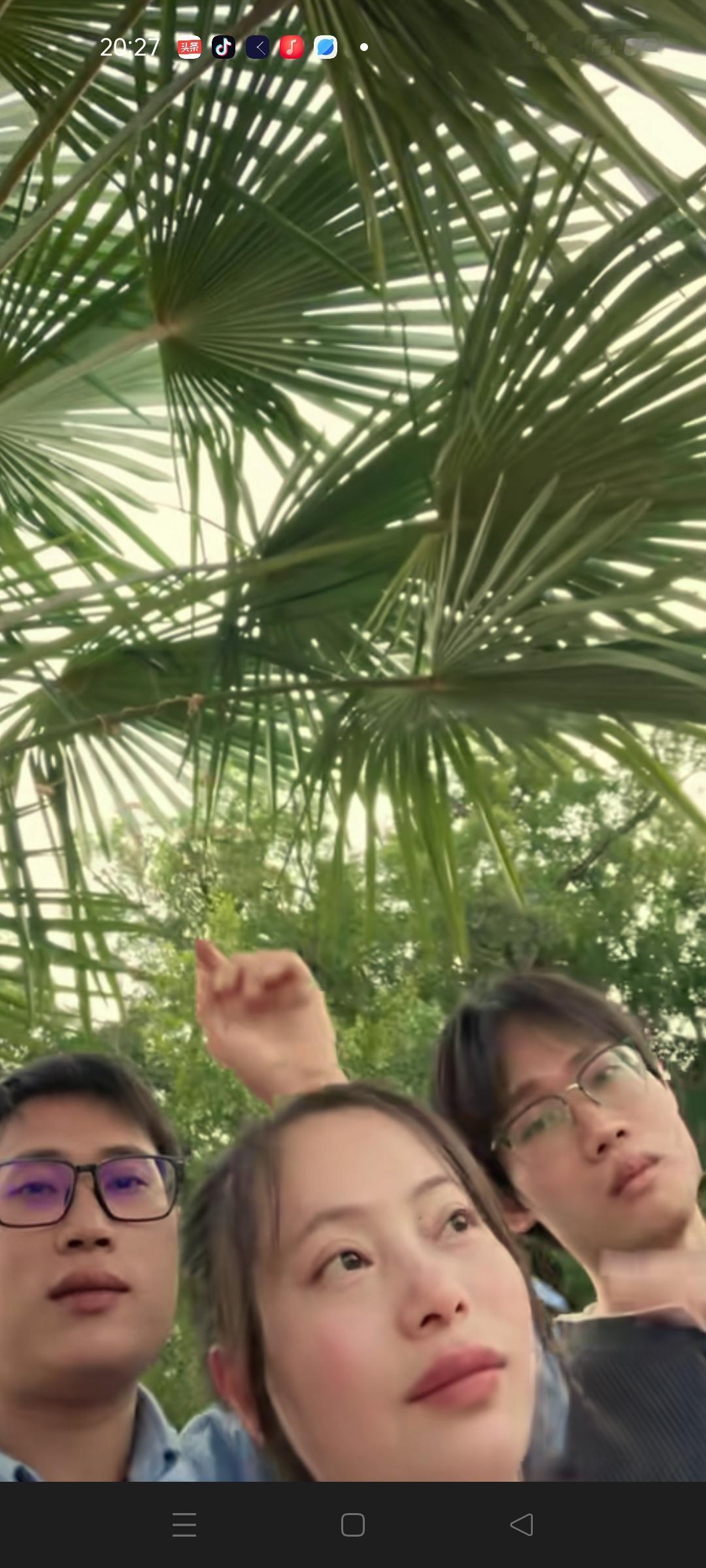 梁志辉兄妹几个现在已经抵达海南， 抓住假期的尾巴 ，他们要好好的玩一番 ，是在广